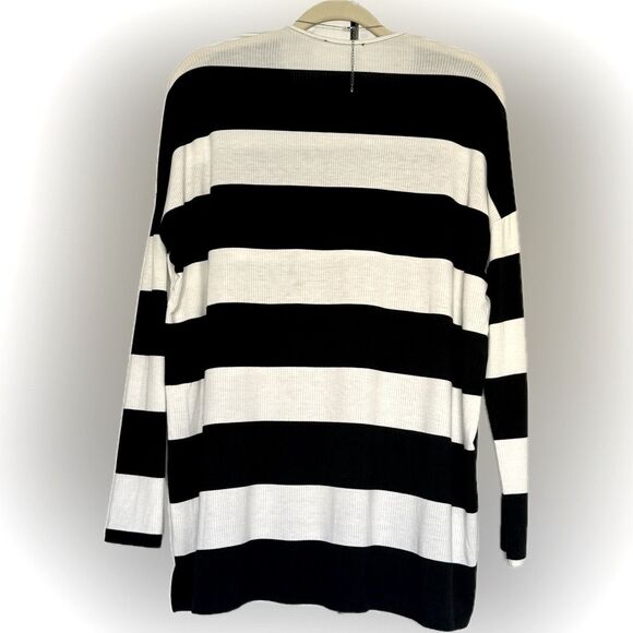 Timeless! Cherish black & white soft & flowy top! - Picture 10 of 13